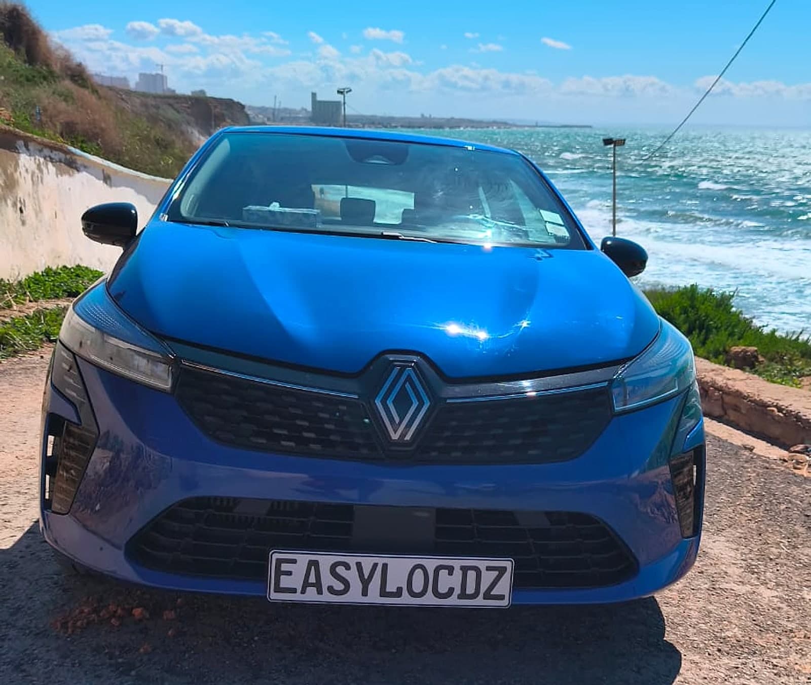 Renault Clio bleue EasyLoc DZ face à la mer