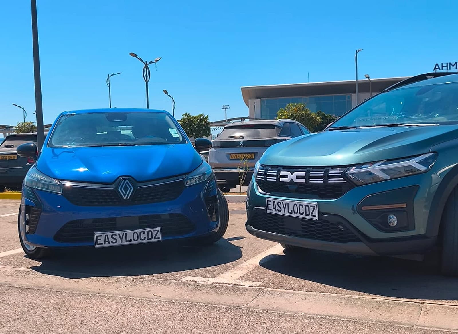 La Renault Clio et le Dacia Jogger EasyLoc DZ devant l'aéroport Ahmed Ben Bella d'Oran